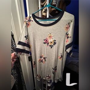 Women’s floral, flowy tee in large